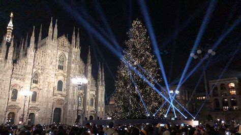 Milano brilla l albero di Natale con 40 mila luci è spettacolo in