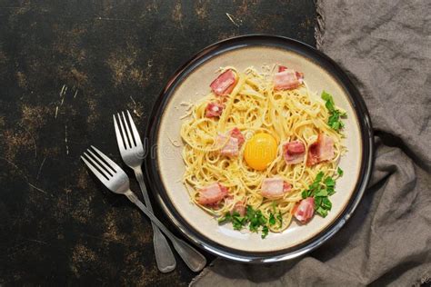 Carbonara De Las Pastas Con El Parmesano Tocino Yema De Huevo Cruda