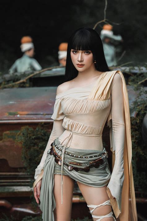 Hương Giang trông bỏng mắt với hình ảnh bán nude lần hiếm hoi làm điều táo bạo trong sự