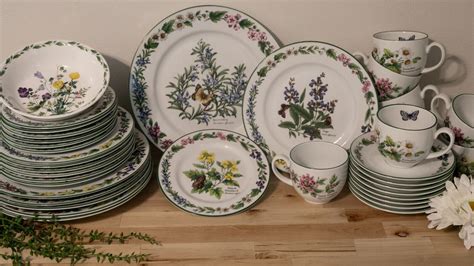 Royal Worcester Herbs Botanical Green Trim On Porcelain Dinnerware Set