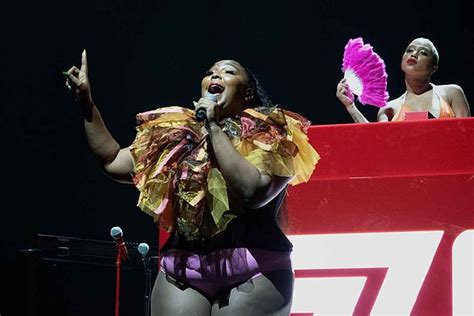 Lizzo La Cantante Denunciata Per Molestie Sessuali Dalla Ex Ballerine