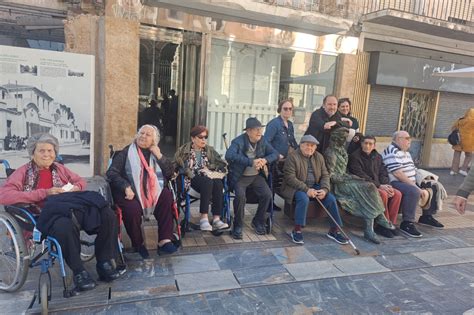 Un Grupo De Mayores Realiza Un Recorrido Escult Rico Por La Ciudad