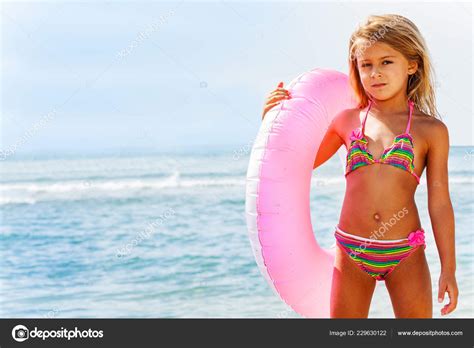 Retrato Una Hermosa Chica Bikini Posando Con Anillo Natación Rosa