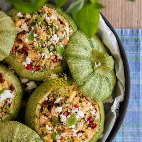 Gevulde Courgettes Met Couscous Salade O Fond