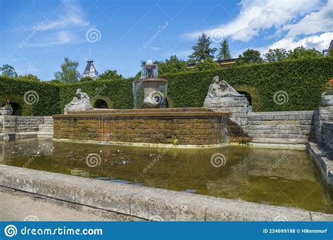 Installation Goenner Parc Public Avec Fontaine Dans La Ville Thermale