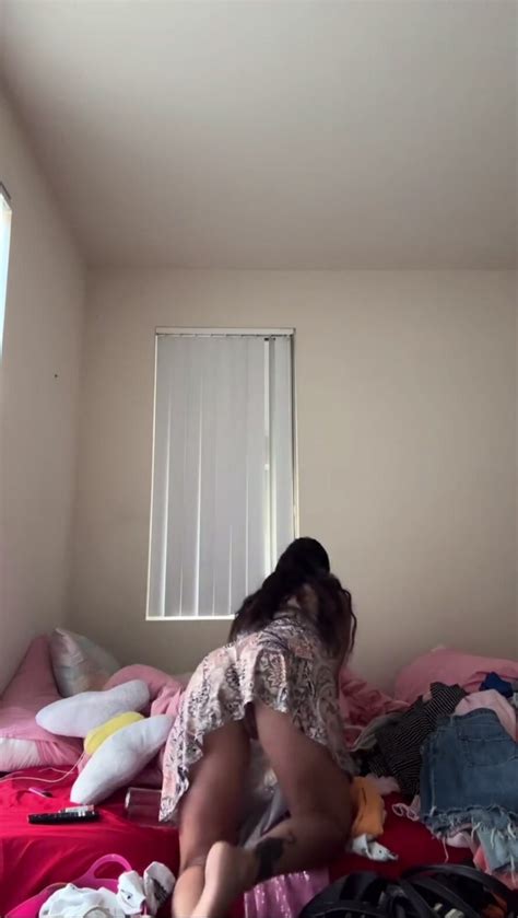 Cute Tik Tok Slut Flashes Pussy On Live ThisVid