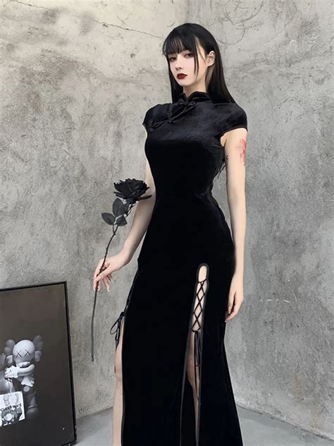 Romantic Goth Fashion