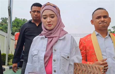 Hadiri Sidang Cerai Inara Rusli Bawa Sejumlah Bukti Tabloidbintang