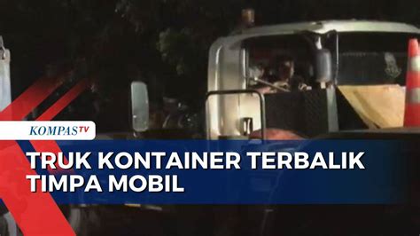 Diduga Akibat Tak Kuat Menanjak Truk Kontainer Terbalik Timpa Mobil Di