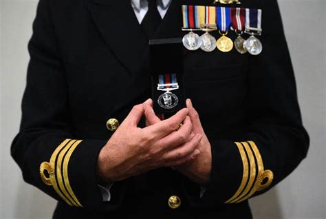 Gavin Williamson unveils new medal design for personnel who fought ISIS ...