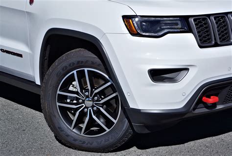 2017 Jeep Grand Cherokee Trailhawk 5 7 Hemi Road Test The Car Magazine