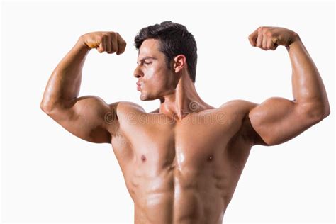 Retrato De Un Hombre Joven Muscular Que Dobla Los Músculos Foto de