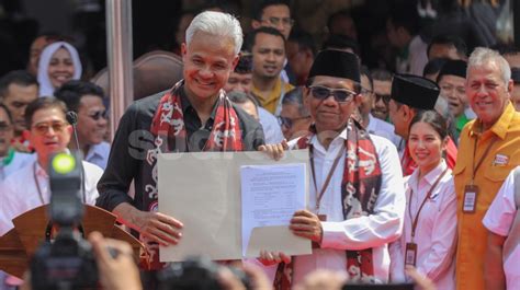 Pakai Kemeja Warna Berbeda Dengan Ganjar Pranowo Mahfud MD Ada Pesan