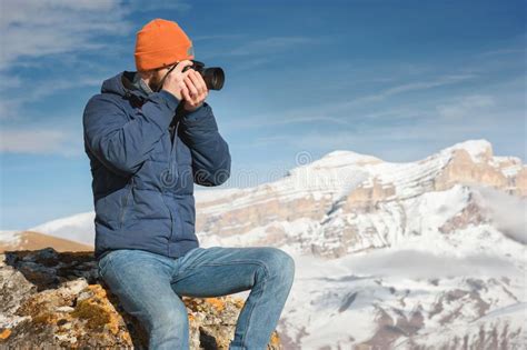 El Retrato De Un Fot Grafo Barbudo Del Viajero En Gafas De Sol Y Un