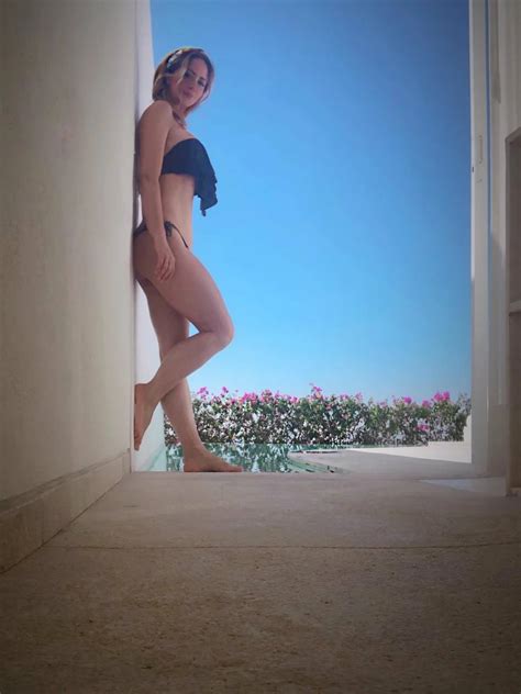 Andrea Legarreta celebró el inicio del mes en bikini y en la playa