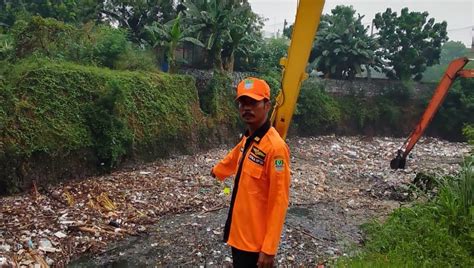 Antisipasi Banjir Musim Hujan DLH Kabupaten Bekasi Angkut 130 Ton