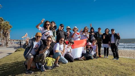 Penguin Parade Pendukung Ganjar Mahfud Gelar Fun Walk Di Victoria