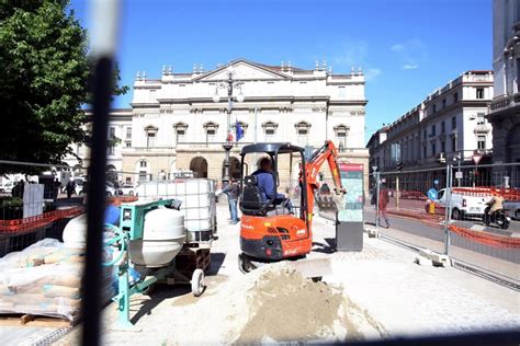 Milano Lavori In Corso In Piazza Scala Via Al Rifacimento Della