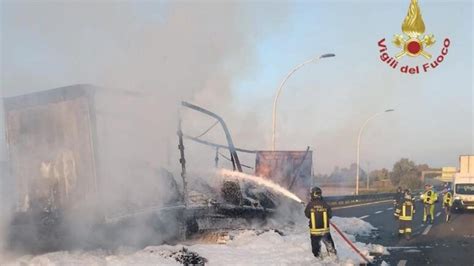 Camion In Fiamme Sulla A1 Tratto Riaperto Su Una Corsia In Direzione