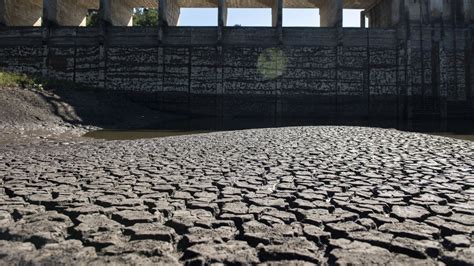 Crisis hídrica sale agua salada de los grifos en Uruguay