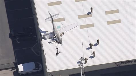 Avioneta Se Estrella En El Techo De Un Edificio Cerca Del Aeropuerto De Long Beach Telemundo 52