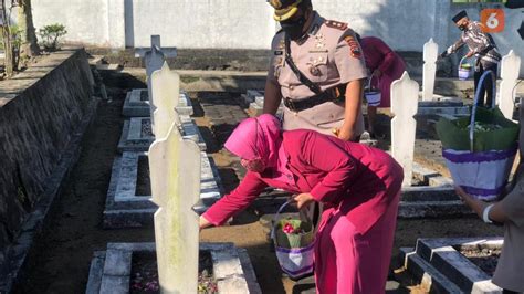 Momen Kapolres Ajak Anggota Berziarah Ke Tmp Wonogiri Di Hut