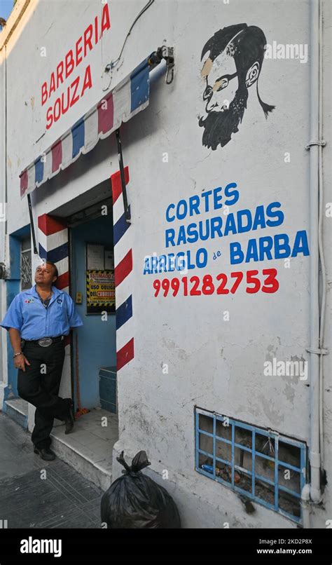 Carlos Souza frente a su Barber Shop en el centro de Mérida fundada