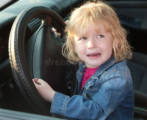 Niña Trastornada Que Llora En El Coche En Foco Suave Foto de archivo