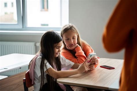 Proibição do uso de celular nas escolas é sancionada veja os desafios