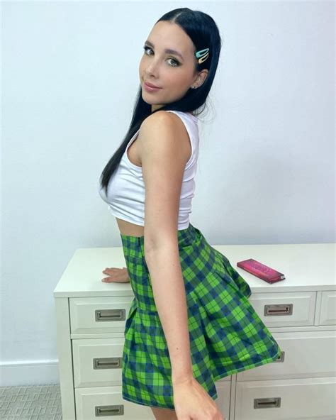 8 Hot Stunning Pictures Of YouTuber Mariale Marrero Bollywoodfever