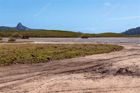 Un Coche Oxidado Naufrag En Un Ambiente De Marea Salina Con Huellas De