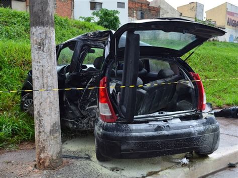 G1 Carro Bate Em Poste E Pega Fogo Em Avenida Da Zona Norte De Ribeirão Sp Notícias Em