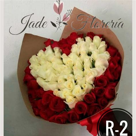 R 02 RAMO CON ROSAS EN FORMA DE CORAZÓN Florería Jade Toluca