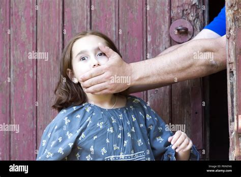 Niña En Peligro La Violencia Por Persona Desconocida En El Antiguo Edificio Fotografía De