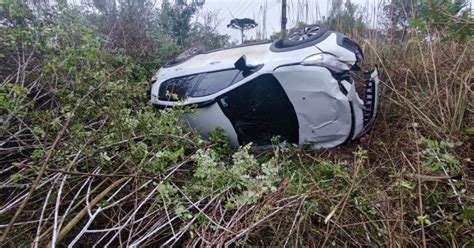 Carro Sai De Pista E Capota Em Rodovia Do Norte De SC