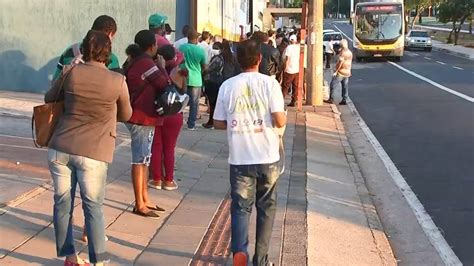 Moradores amanhecem em filas na frente da Caixa para sacar o auxílio