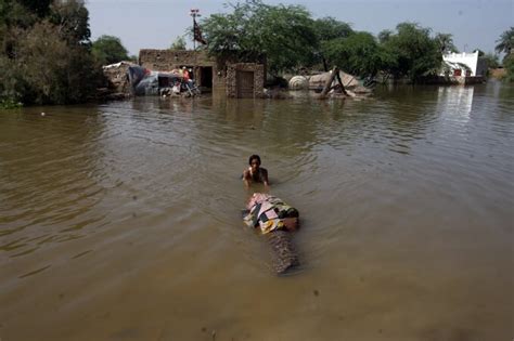 Pakistan Flood Photos Hd Images Pictures News Pics Oneindia