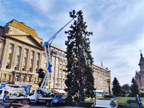 La Timi Oara Preg Tiri Pentru T Rgul De Cr Ciun Din Centru