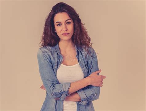 Portrait De Beaut De Jeune Femme Attirante Avec Les Cheveux Boucl S