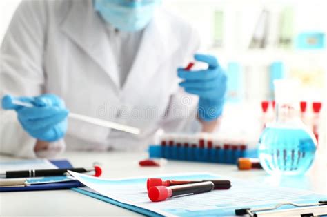 Tubos De Ensaio As Amostras De Sangue Na Tabela No Laborat Rio Foto