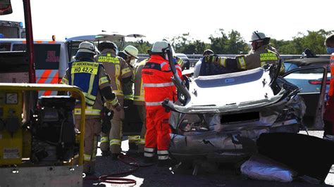 Doppel Crash auf A61 Zwei schwere Unfälle am Stau Ende 9 Verletzte