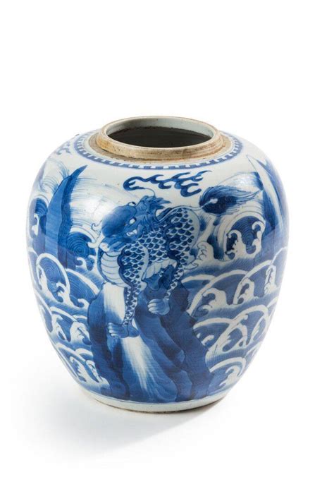 51BidLive CHINE Pot à gingembre en porcelaine de forme ovo de décoré