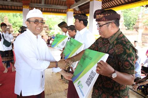 Pemkot Walikota Jaya Negara Serahkan Kartu Bpjs Ketenagakerjaan Bagi