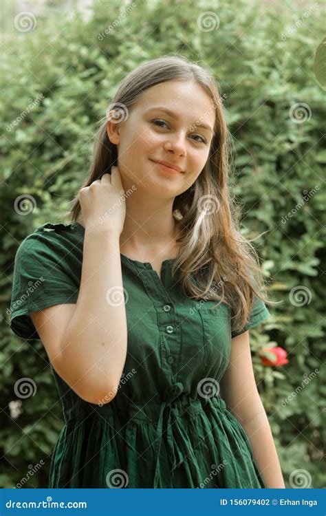 Portrait D Une Jeune Fille Heureuse Souriante Coiffure Blonde