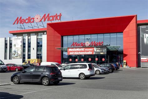 Media Markt Employee S Erotic Car Wash Dance Goes Viral On Tik Tok