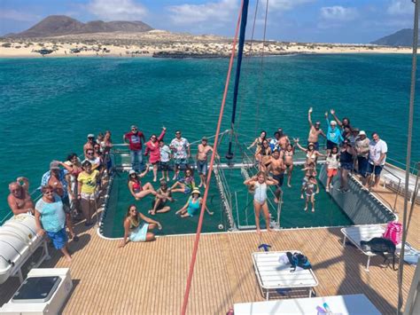 La Asociación VivHaría organiza una excursión en catamarán por la costa