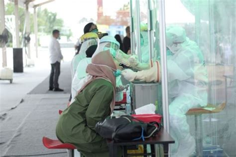 Kasus COVID 19 Melonjak Di Banten Pemeriksaan Test Swab Mengantre