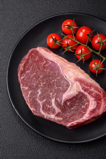 Steak Striploin Daging Sapi Mentah Segar Dengan Garam Rempahrempah Dan