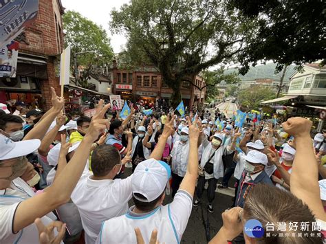 侯友宜至石碇及深坑老街拜票 熱情支持者大跳凍蒜舞嗨翻老街 蕃新聞