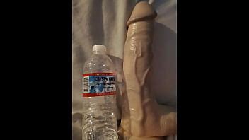 MILF cachonda estirándose con un juguete nuevo XVIDEOS